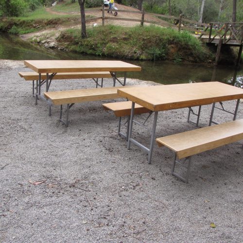 Mesas e bancos de 1,85m x 0,65m